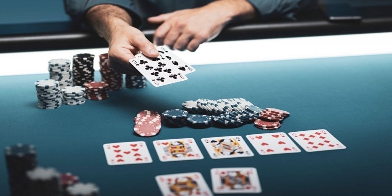 Đánh các cặp nhỏ khi gặp bài rác trong Poker