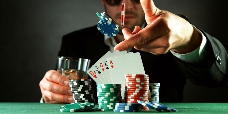 Chơi bài rác trong Poker đặt cược thật thông minh